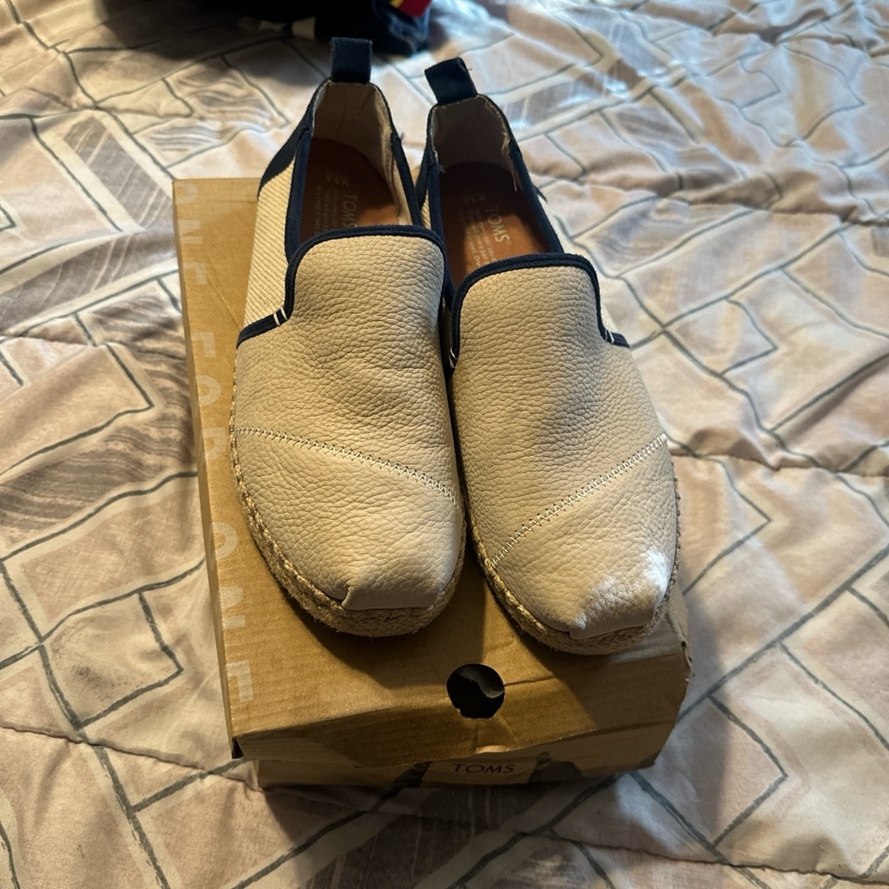 TOMS Men's Beige and Navy Slip-On Loafers